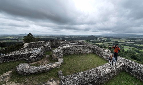 outdoor+couple+glassing+high+atop+ruins_LTK0175