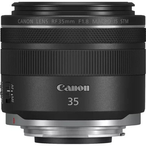 canon-rf-28-70mm-f2l-usm-lens-een-man-die-de-camera-vasthoudt